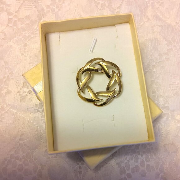 Vintage Gold Tone Circle Link Braided Wreath Brooch Timeless VTG Jewelry Pin - Picture 3 of 9